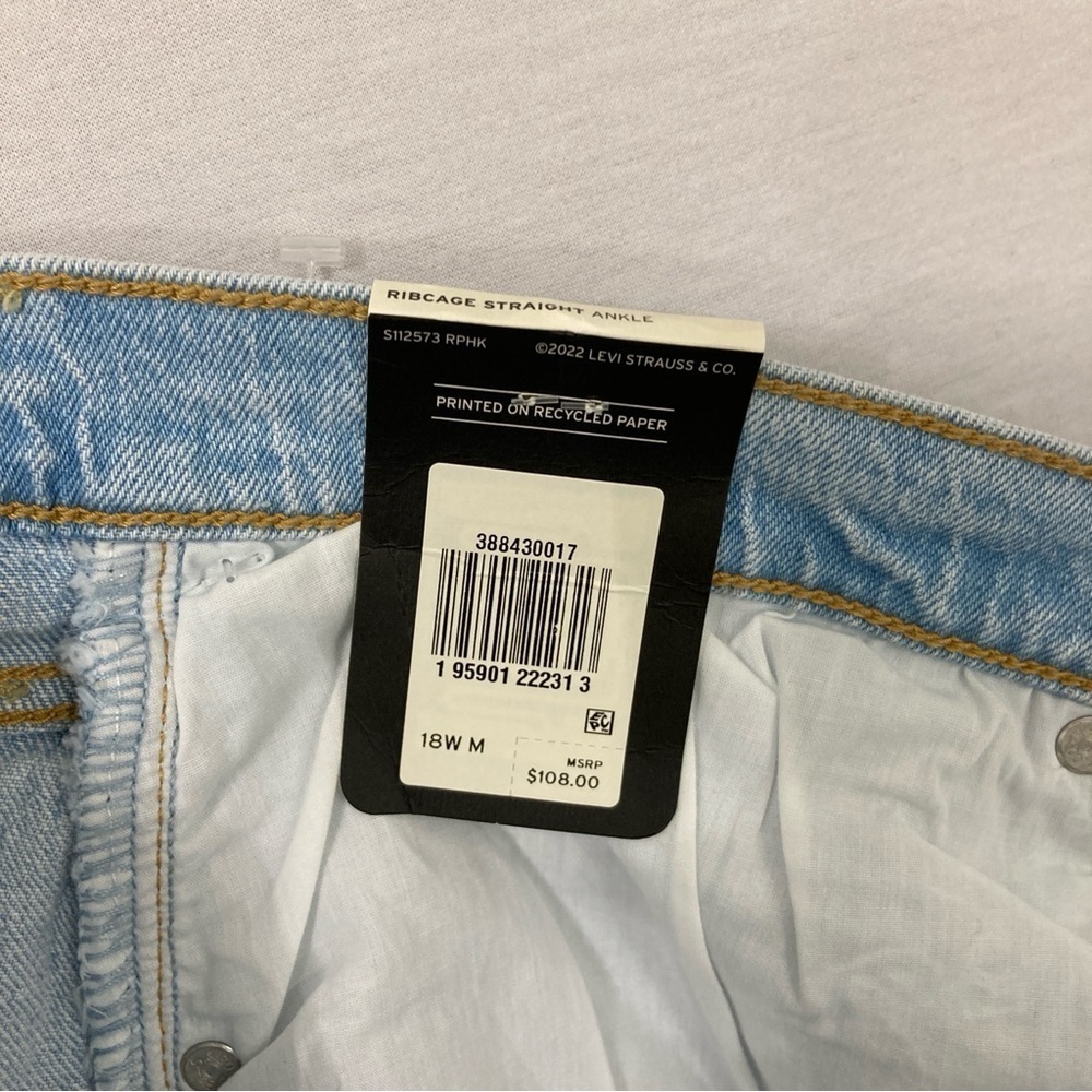 Levi's Light Wash Distressed Women’s Jeans - Picture 4 of 13